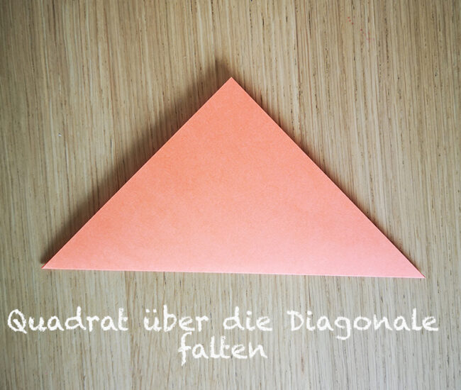 Falte das quadratische Papier einmal über die Diagonale.